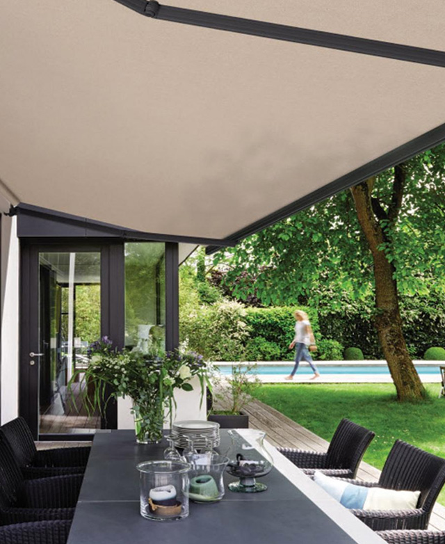 Store loggia ouvert sur table de jardin