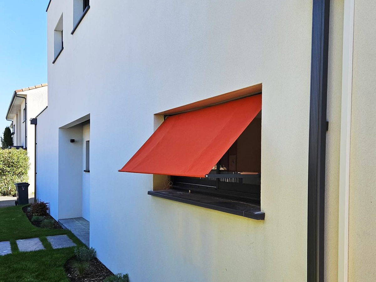 toile de store à projection sur une terrasse