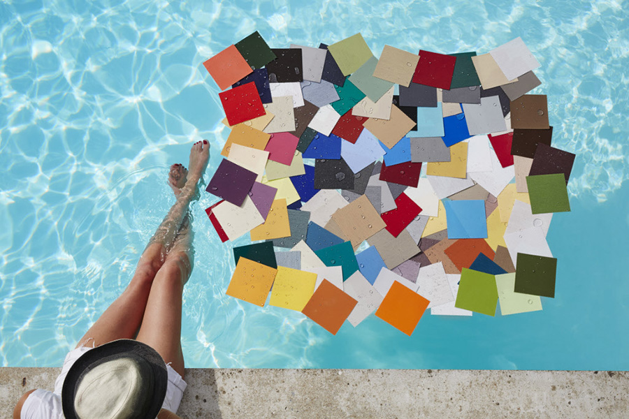 Echantillons de toiles de store qui flottent dans une piscine