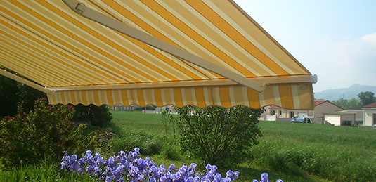 Toile de store banne orange montée sur store coffre