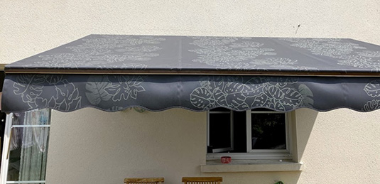 Toile de store banne orange montée sur store coffre