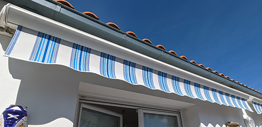 Toile de store banne orange montée sur store coffre