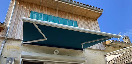 Toile de store banne verte montée sur store coffre