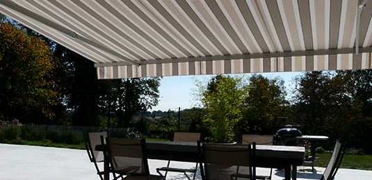 Toile de store banne avec mobilier de jardin en dessous