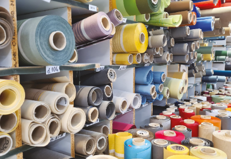 toiles de store stockées dans un atelier