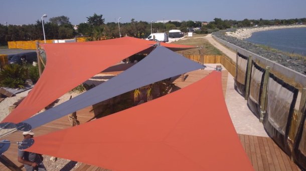 3 voiles d'ombrage grises et oranges