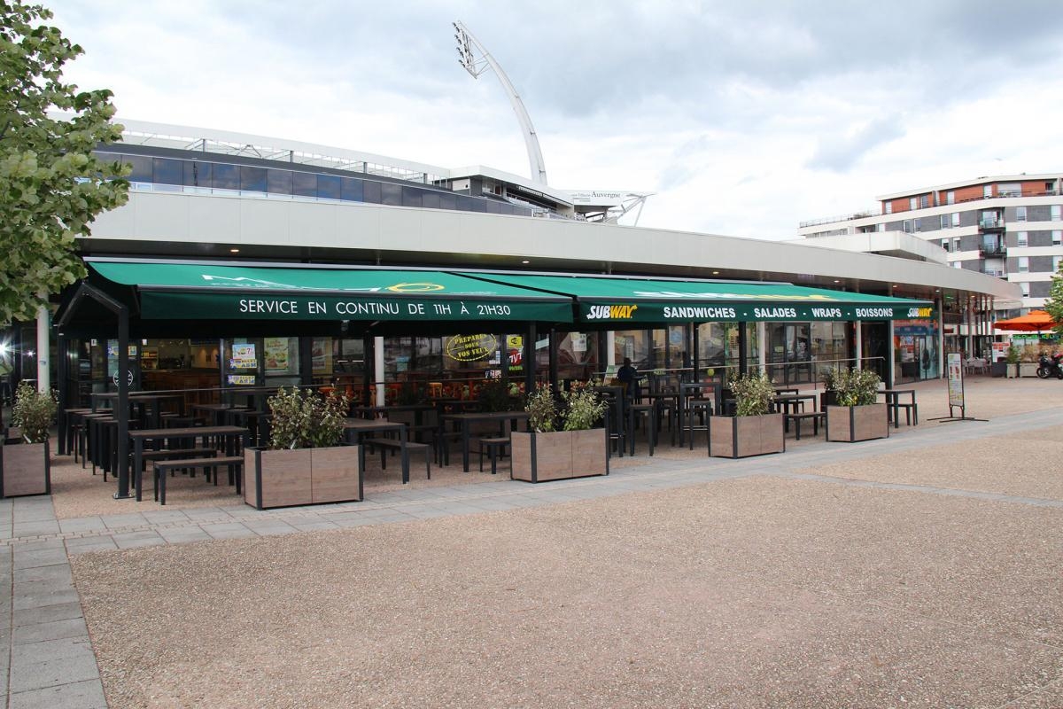 store à lambrequin sur la terrasse d’une sandwicherie