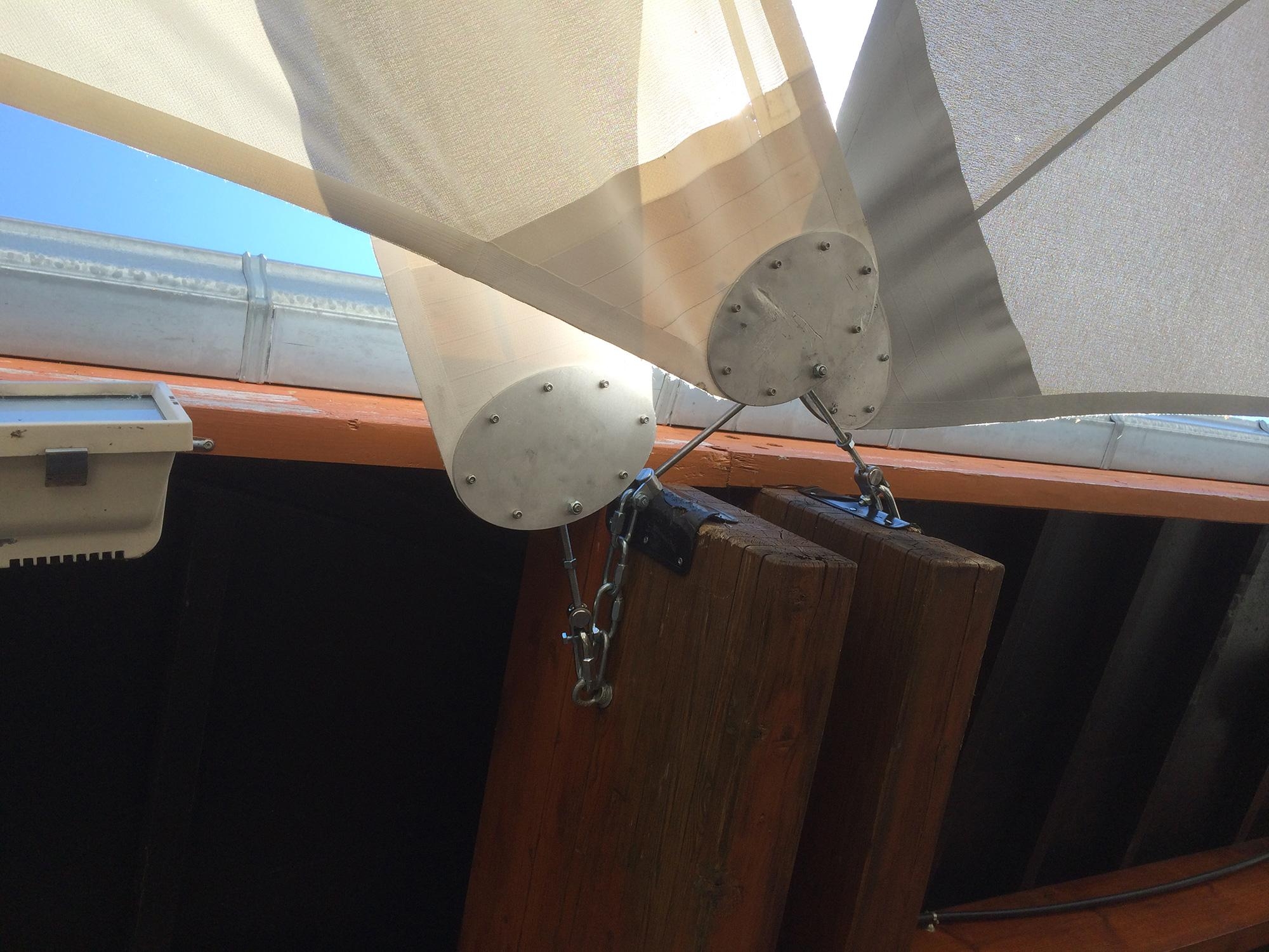 plaque de fixation pour voile d'ombrage avec ridoir