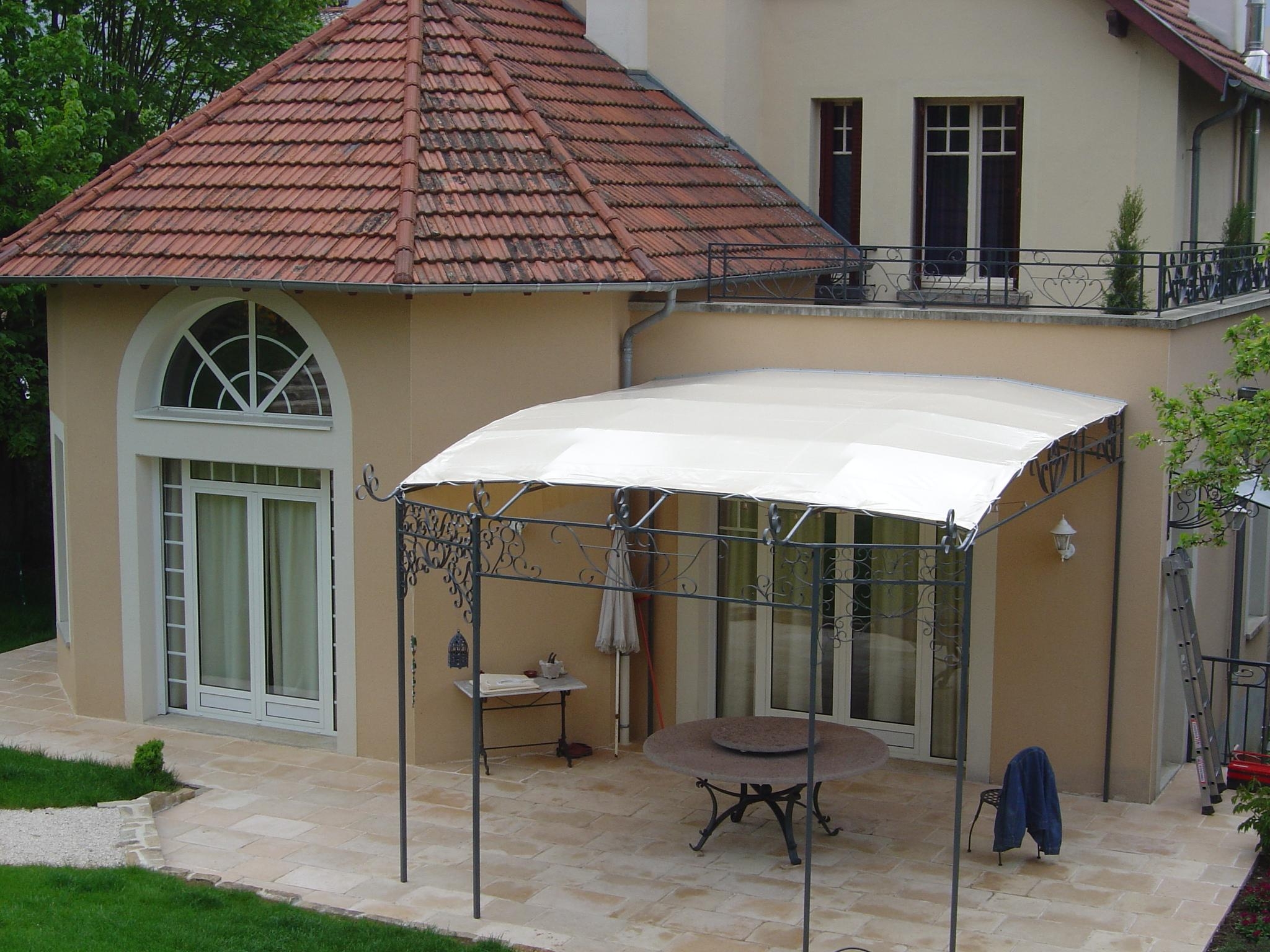 toile de pergola sur une terrasse