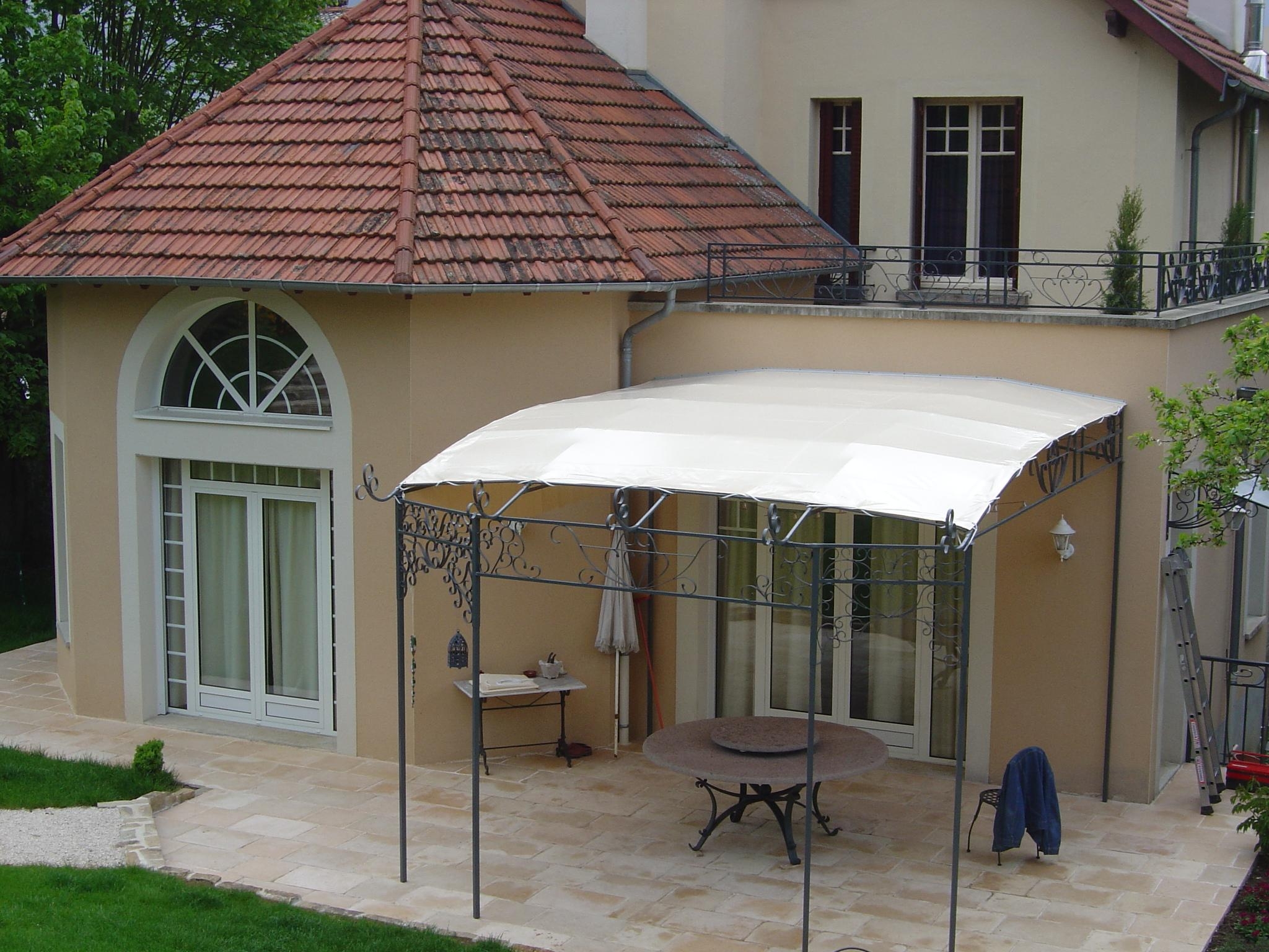 toile de pergola sur une terrasse de maison