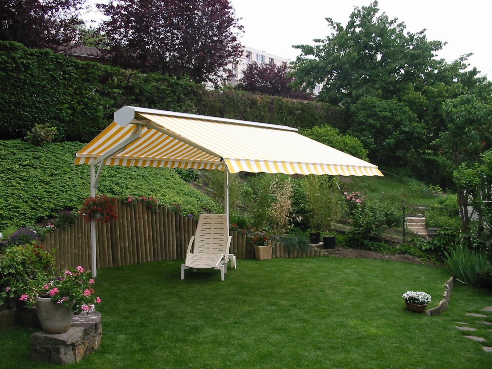toile de store double pente dans un jardin