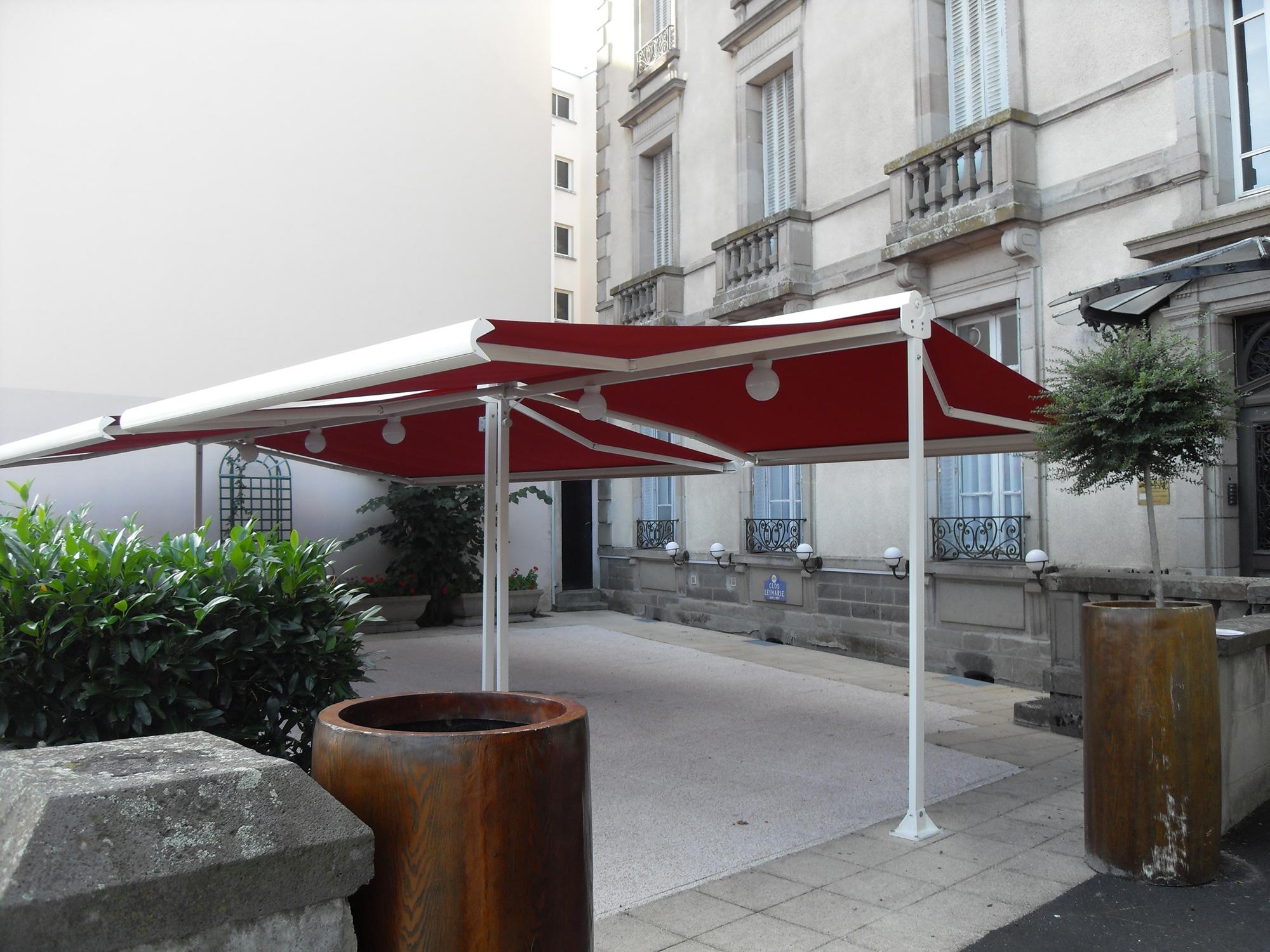 toile de store double pente sur une terrasse