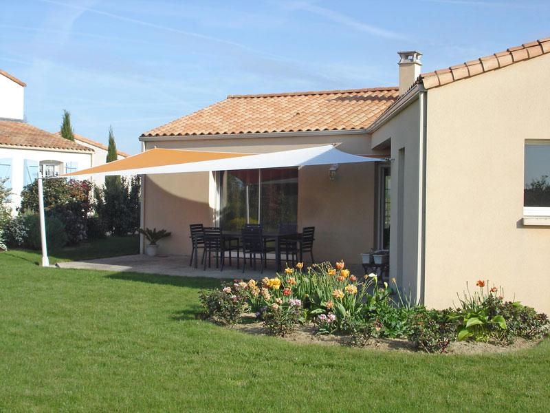 voile d’ombrage en triangle sur une terrasse de jardin