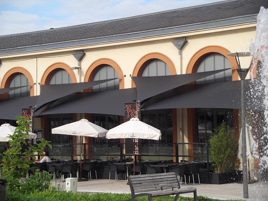 voiles d’ombrage triangulaires sur une terrasse de café