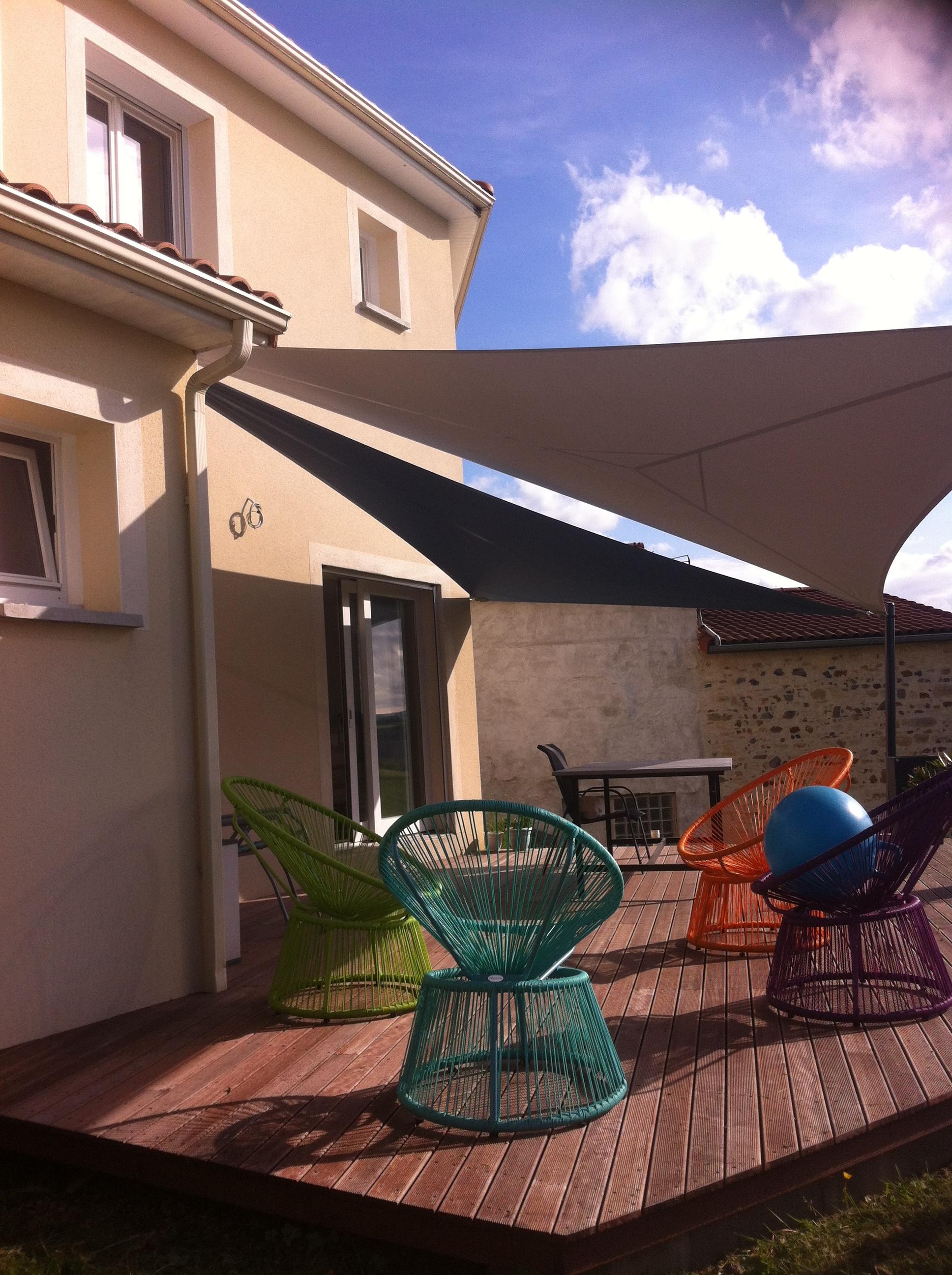 2 voiles d’ombrage triangle sur une terrasse en bois