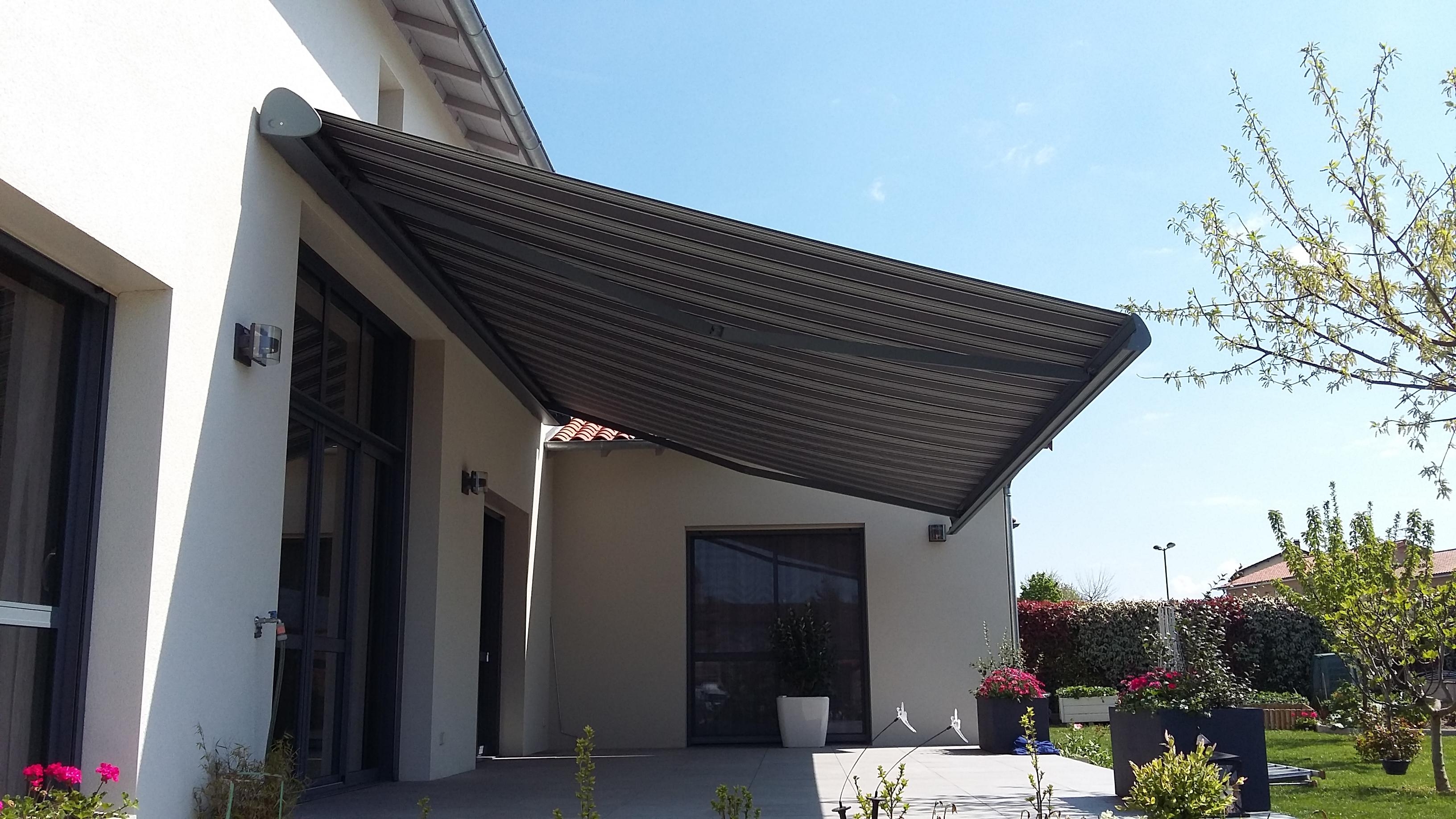 toile de store banne rayée sur une terrasse de maison contemporaine