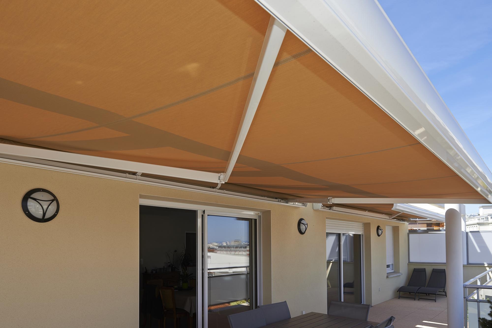 toile de store banne orange sur store coffre