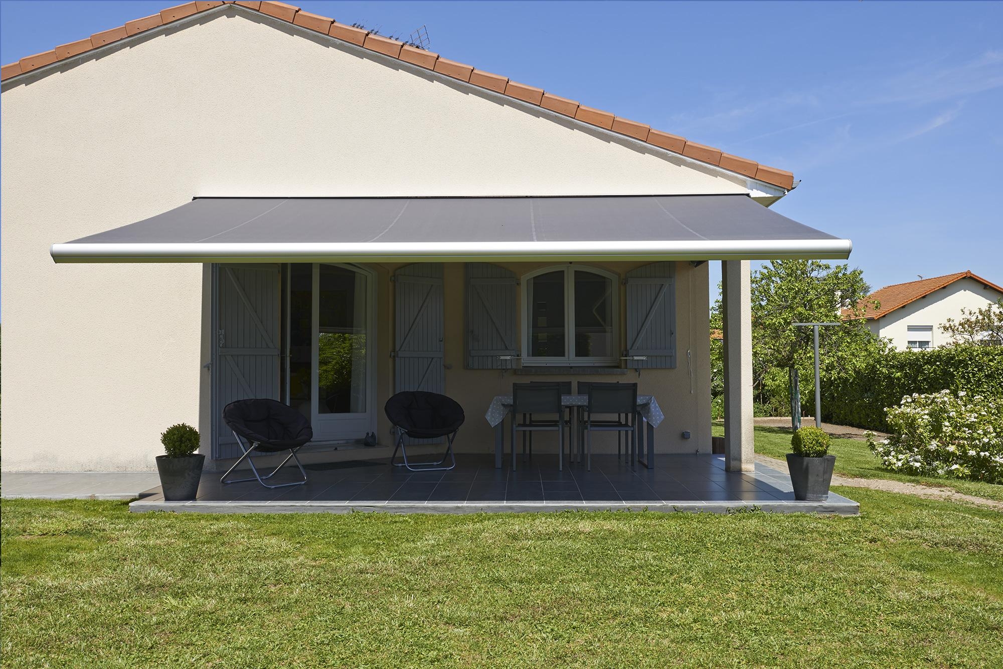 toile de store banne unie sur une terrasse