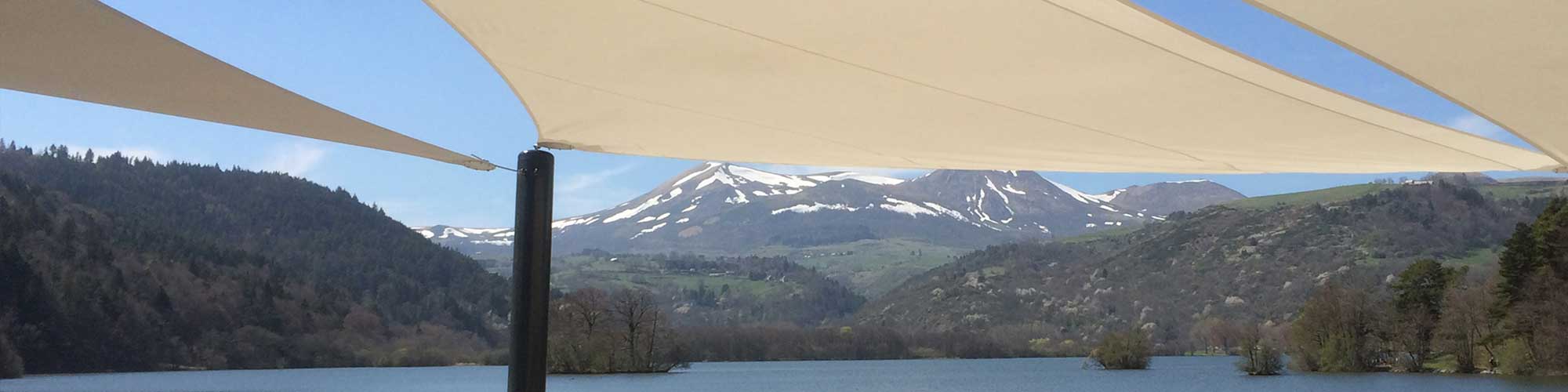 voile d’ombrage triangulaire sur une terrasse à la montagne