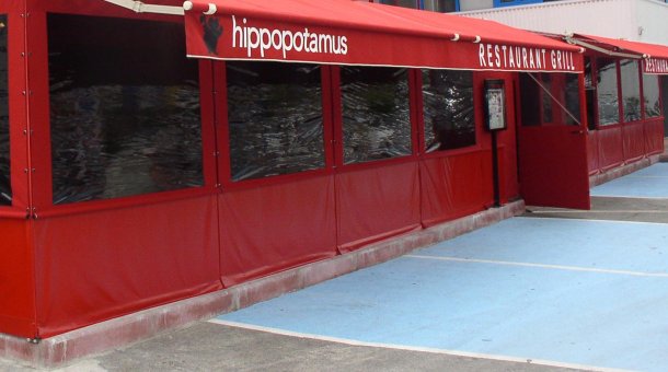 Lambrequin rouge avec marquage