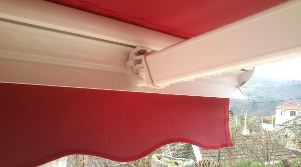 Lambrequin rouge ondulé