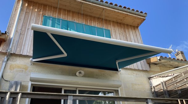 Store banne coffre Cereza avec toile verte