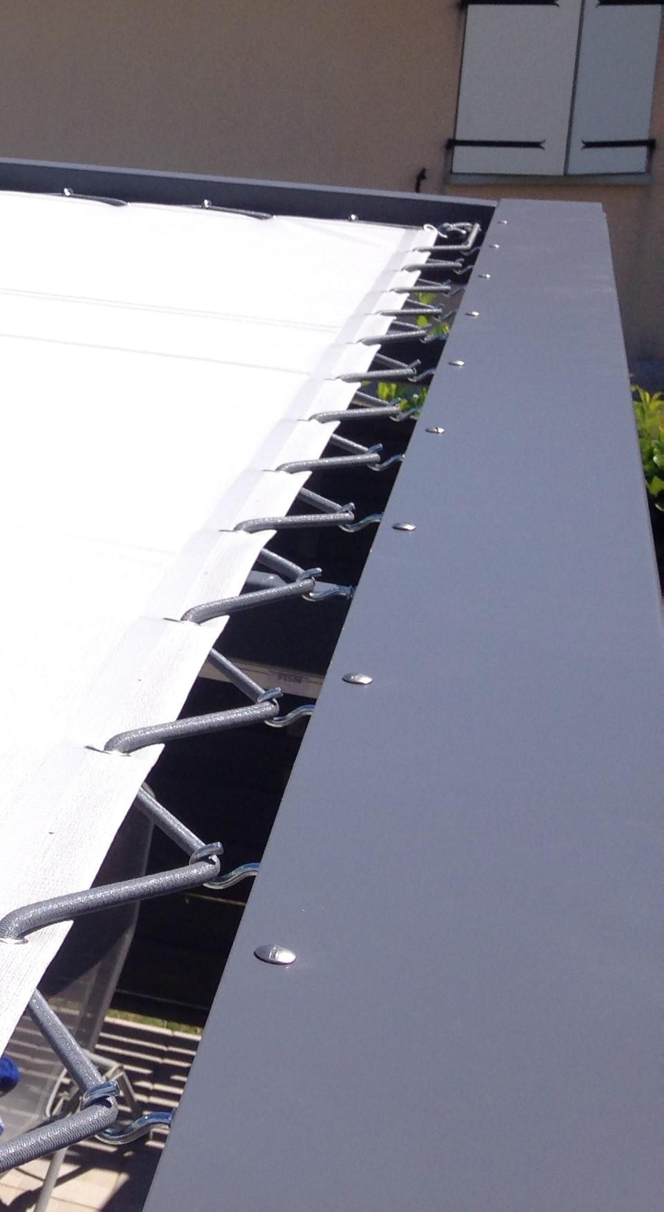 fixation d'une toile de pergola