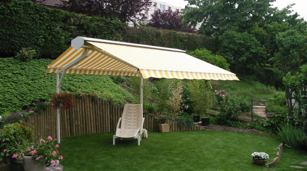 Toile de store double pente rayée