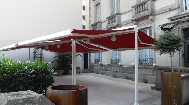 Toile de store double pente rouge